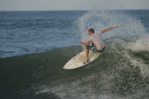 Surfer_maneuvers_a_front_side_cutback_to_generate_more_speed_on_a_wave
